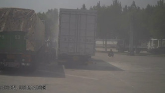 高速服務區(qū)貨車冒煙，兩名熱心司機幫忙滅火拒絕“煙錢”感謝