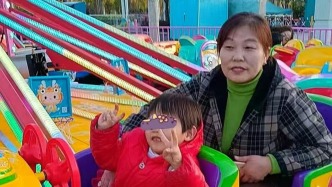 雇來(lái)的“媽媽”：為入獄雇主無(wú)償帶娃4年，沒(méi)做好準(zhǔn)備說(shuō)再見(jiàn)