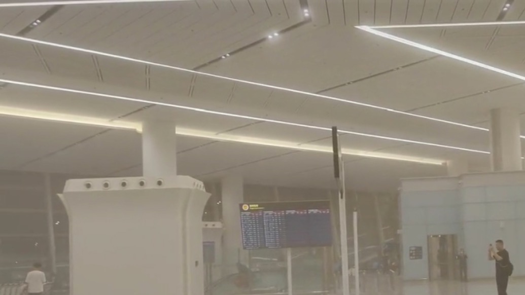 遭遇冰雹天氣西安T5航站樓成“水簾洞”?機場客服:目前航班運行基本正常