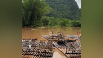 桂林陽朔發(fā)布暴雨橙色預(yù)警，漓江水位上漲景區(qū)封航停漂