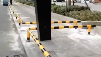 浙江桐乡一处人行道盲道被铁栏杆封堵，城管：会整改