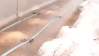 西安咸阳国际机场回应T5航站楼漏雨：冰雹将排水沟堵塞，正修复