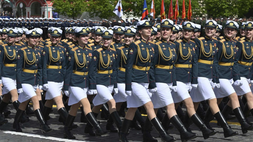 笑容滿(mǎn)面，英姿颯爽！俄羅斯女兵方隊(duì)在《喀秋莎》中閃耀紅場(chǎng)