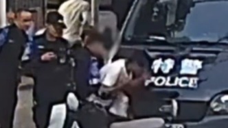 7秒救下一條命！男子卡喉得特巡警相救，脫險瞬間跪地感謝