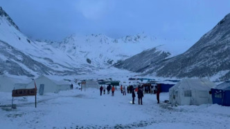 游客称在网红雪山勒多曼因峰需救援被开价2.8万，康定文旅：封闭整改
