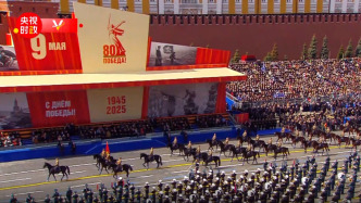 视频丨习近平同普京在主观礼台出席红场阅兵式