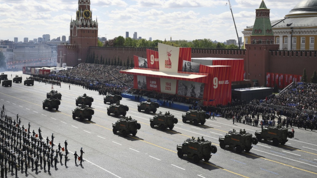 第一现场|习近平同普京在主观礼台出席红场阅兵式