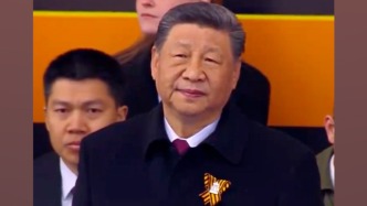 第一現場丨習近平向中國人民解放軍儀仗隊致意