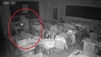 男子深夜潜入学校教室，盗窃学生钱财用于上网被刑拘