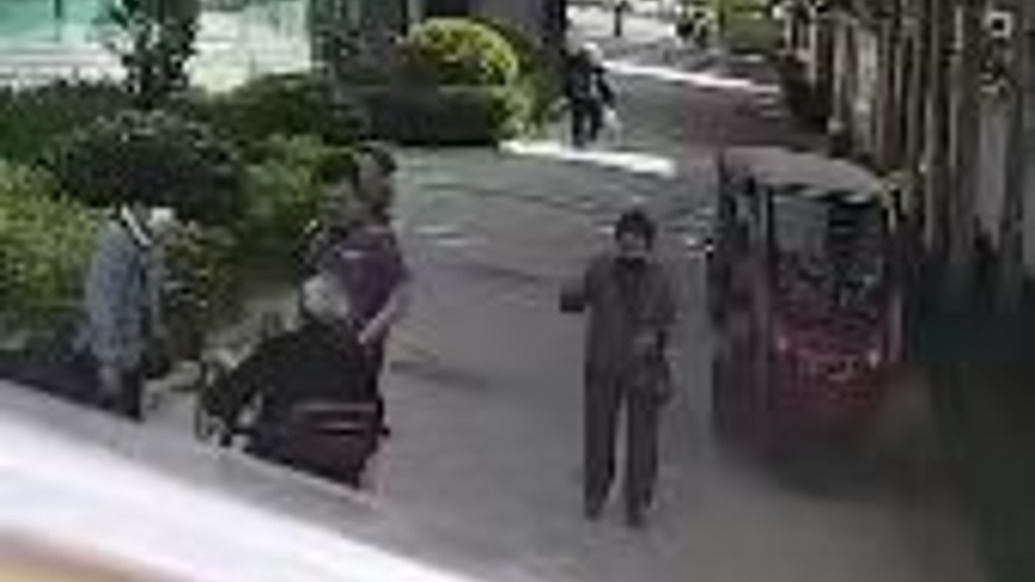 老人騎車摔傷,路過醫生拿出干凈口罩幫助止血