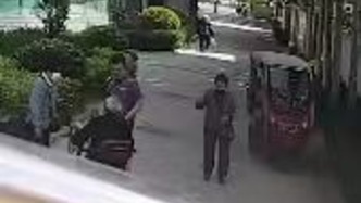 老人騎車摔傷，路過醫生拿出干凈口罩幫助止血