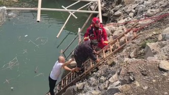 老人墜入10米深井，消防員架梯營救村民在身后輔助