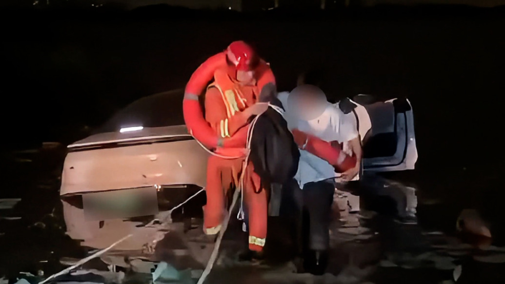 深夜獨自駕車探索露營點，男子不慎將車開進湖中被困