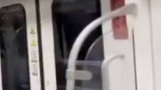 男子為博流量在地鐵上做怪異行為致3人恐慌受傷，成都警方：已行拘