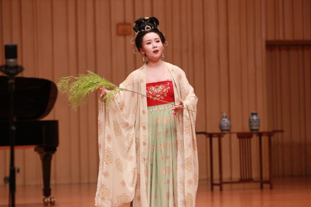 女高音吴睿睿“古词新唱”，穿着汉服唱唐诗宋词