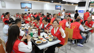 重慶榮昌區(qū)委區(qū)政府再設(shè)“答謝宴”，邀請(qǐng)800余名志愿者機(jī)關(guān)食堂用餐