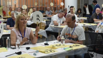 體驗(yàn)中國(guó)傳統(tǒng)文化、采購(gòu)非遺文創(chuàng)，波蘭游客走進(jìn)上海市群藝館