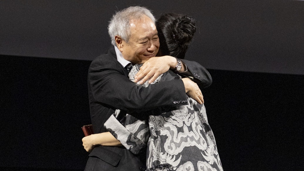《臥虎藏龍》上映25周年紀(jì)念重映，李安章子怡深情相擁