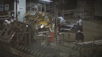 美国长滩港货运量因关税暴跌三成，港口负责人：货架要空了