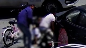 湖北荊州9歲女孩被壓車底，警民合力救援從事發(fā)到抬起轎車僅用50秒