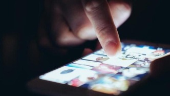 举牌代跳明码标价、留言不堪入目，未成年人擦边短视频成引流利器