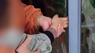 “我滴個乖乖”！萌娃手卡門縫獲救后直呼“謝天謝地”