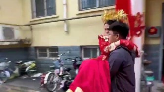 家中最小的妹妹出嫁，五位哥哥接力“公主抱”送上婚车