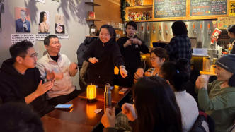30平米的无障碍酒吧里，我们将偏见折叠又摊开