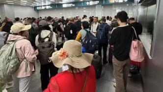 火車站員工遲到，致出站門未及時開啟乘客被困？鐵路部門致歉