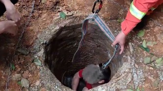 男孩不慎墜入化糞池，湖北黃石消防8分鐘成功救援