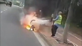 行駛途中發(fā)現(xiàn)路邊電動車起火，公交車駕駛員2分鐘極速撲滅