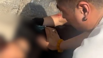男子騎車摔倒路邊，路人上前急救并報(bào)警