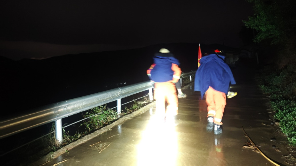 消防员深夜从密林中救出5名迷路登山者