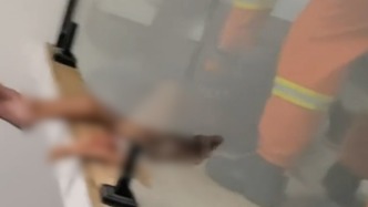 男子家中滑倒雙腿卡護欄，朋友察覺男子失聯(lián)數(shù)天報警救回