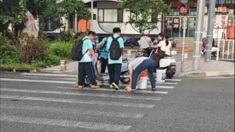 用行動詮釋善良！路人騎車摔倒，經過的學生接連跑來攙扶