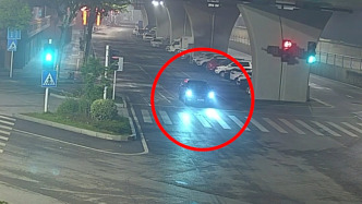 醉駕司機在深夜十字路口車內昏睡，交警拍窗十分鐘將人喚醒