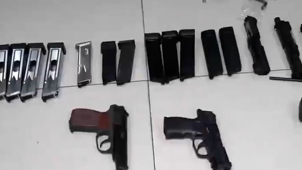 男子携带一批枪支入境，查获现场视频曝光