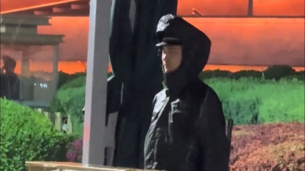 這就是中國軍人!北京冰雹雷雨天氣下哨兵紋絲不動毅然堅守
