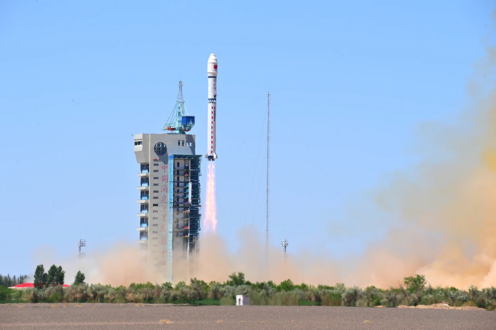 首次采用“顶置主星+侧挂从星”布局，长二丁“1箭12星”发射成功