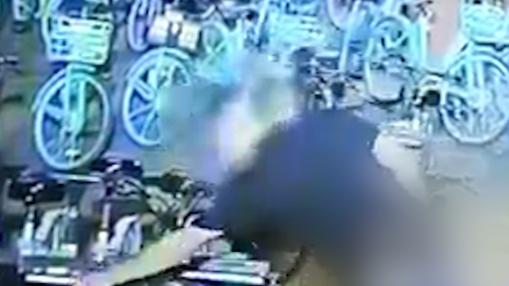 成都警方通報“共享單車被噴涂非法小廣告”:抓獲涉案人員70余人