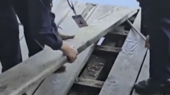 游客手機掉落，景區安保當場撬地板尋找