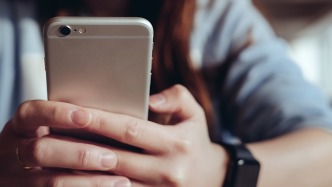 人民网三评“网络烂梗”：莫让低级趣味围猎青少年