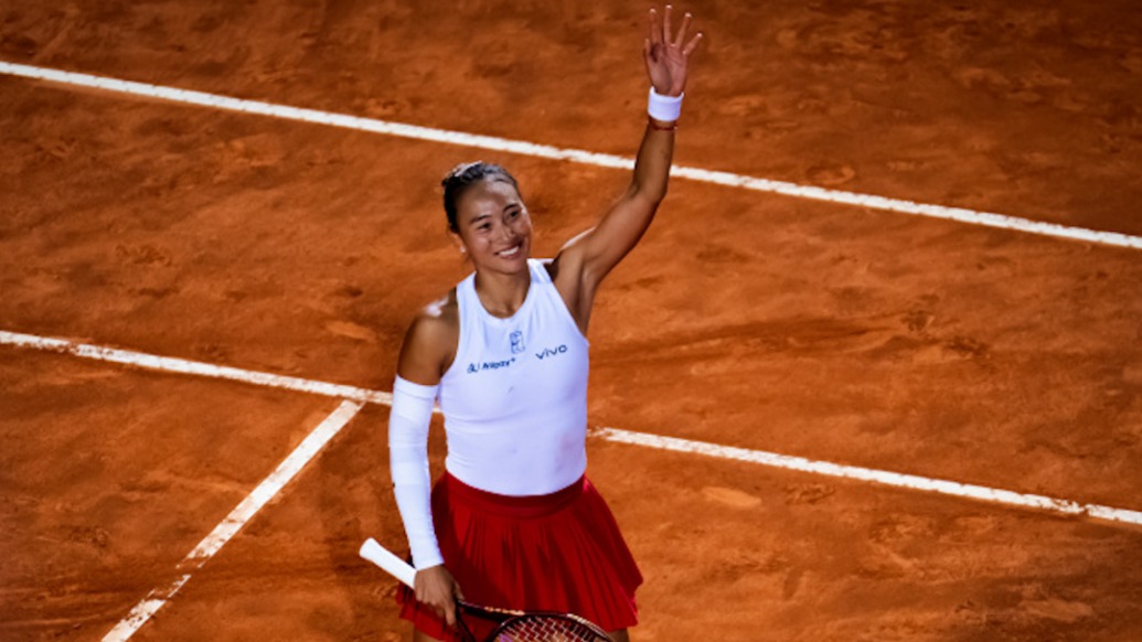 七次交手，郑钦文首胜头号种子萨巴伦卡