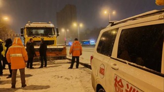 清雪車司機未拉手剎下車導(dǎo)致溜車被撞亡，事故調(diào)查報告發(fā)布