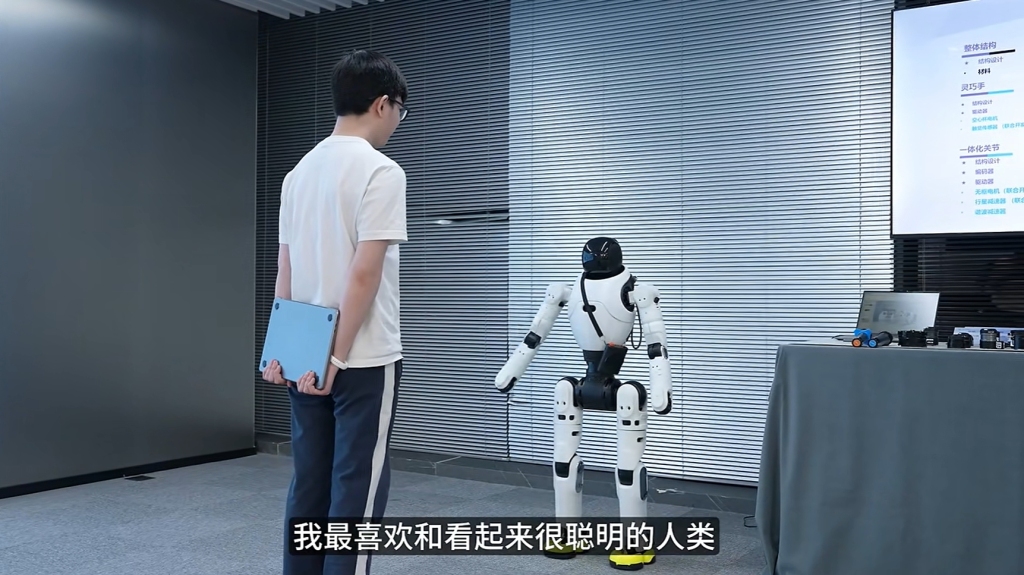 人形机器人灵犀X2掌握新技能：有了“内心戏”，还会拳脚功夫
