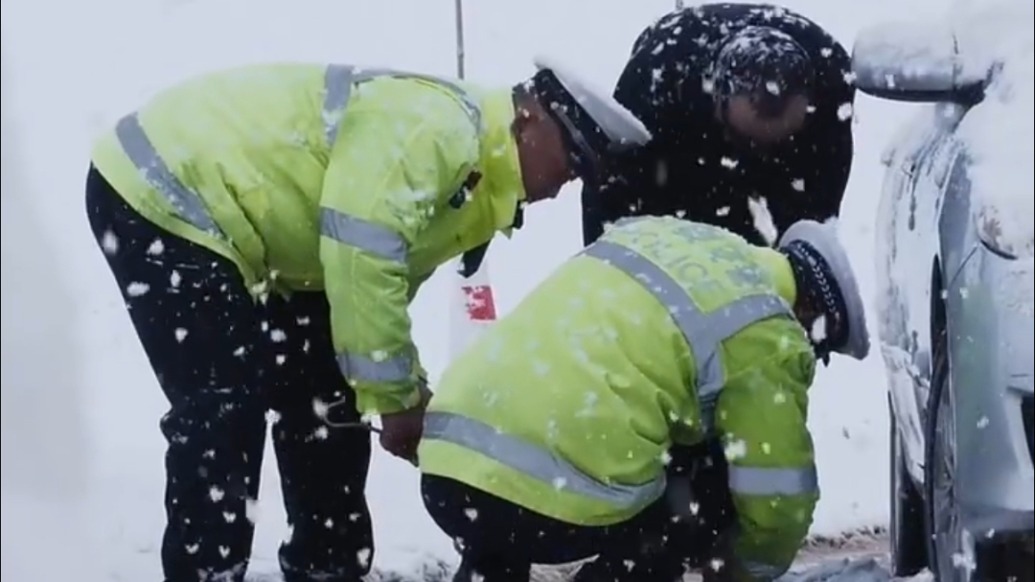 他們的身影代表心安!新疆烏恰突降大雪,交警全員出動救援