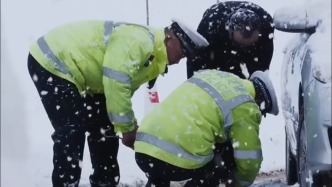 他們的身影代表心安！新疆烏恰突降大雪，交警全員出動救援