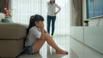 马上评｜训斥打骂女儿致死，无暴力应是“管教”底线