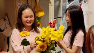 一針一線都是祝福！高校輔導(dǎo)員花百天編織手工花送畢業(yè)生