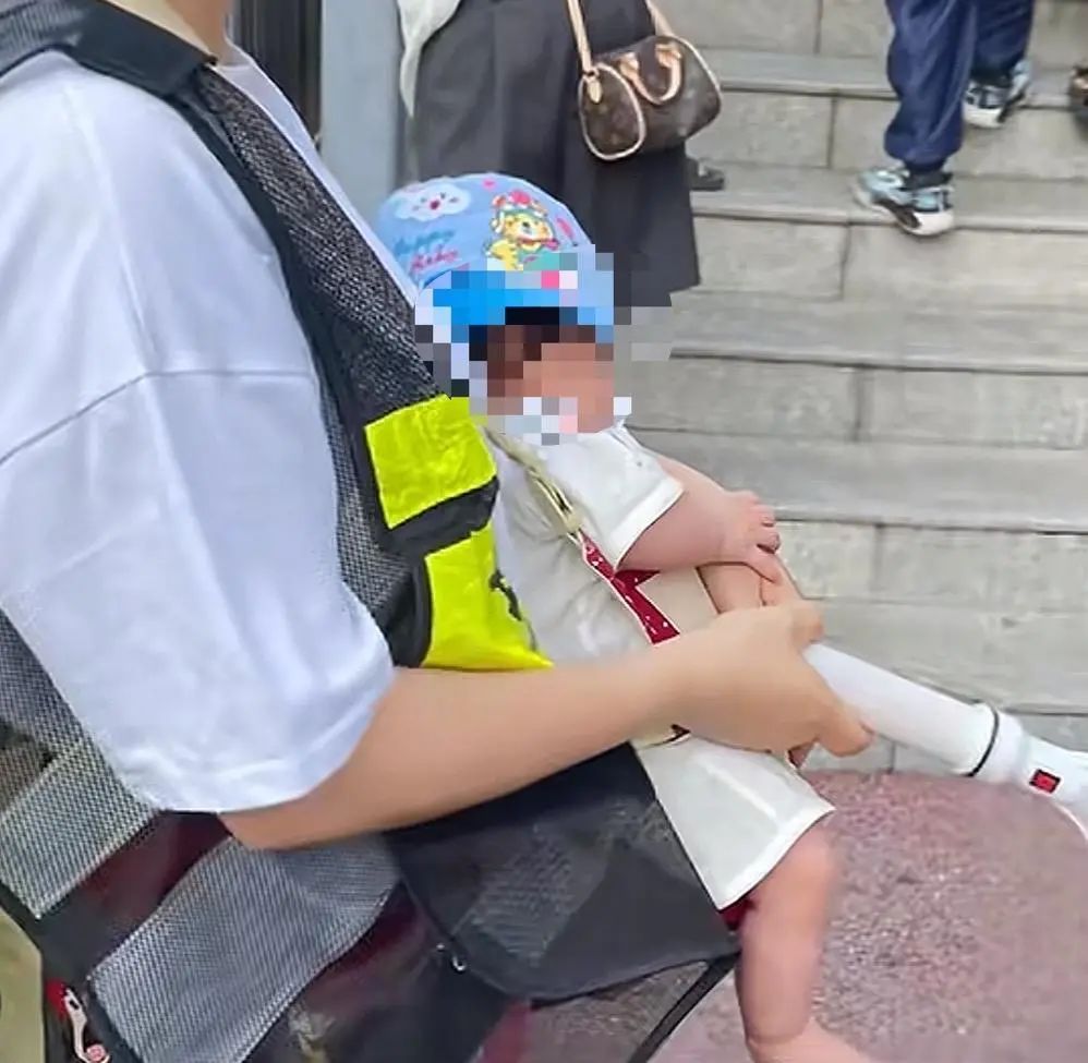 马上评｜家长抱婴儿值护学岗，如何避免“被自愿”？